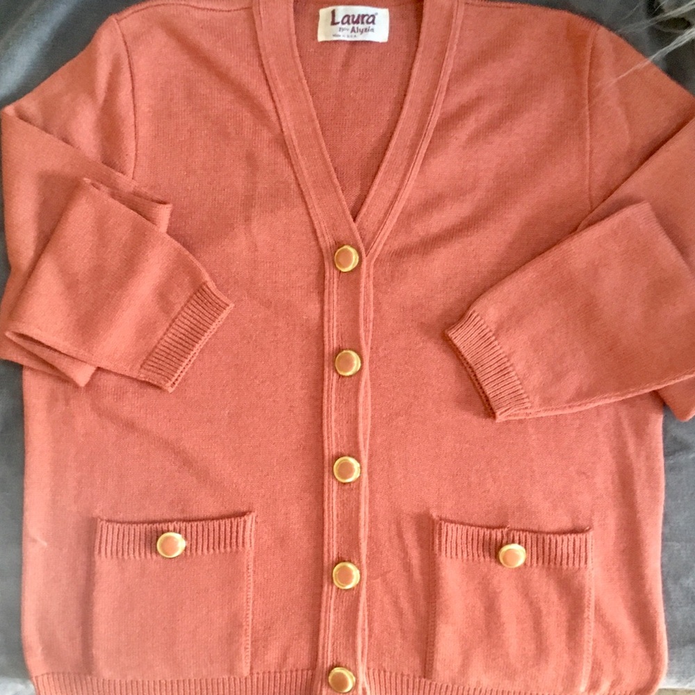 Pretty vintage cardigan coral w coral and gold bottons. Great condition